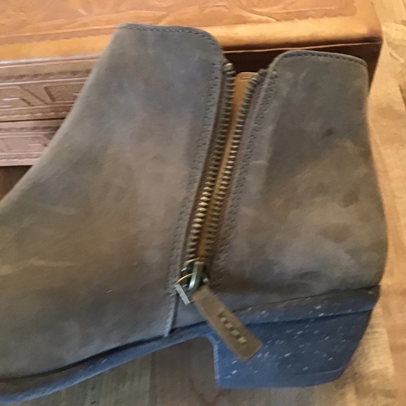 Clarks Wilrose Frost Taupe suede finish leather side zip gum sole boot 8.5 / 9 - Picture 12 of 15